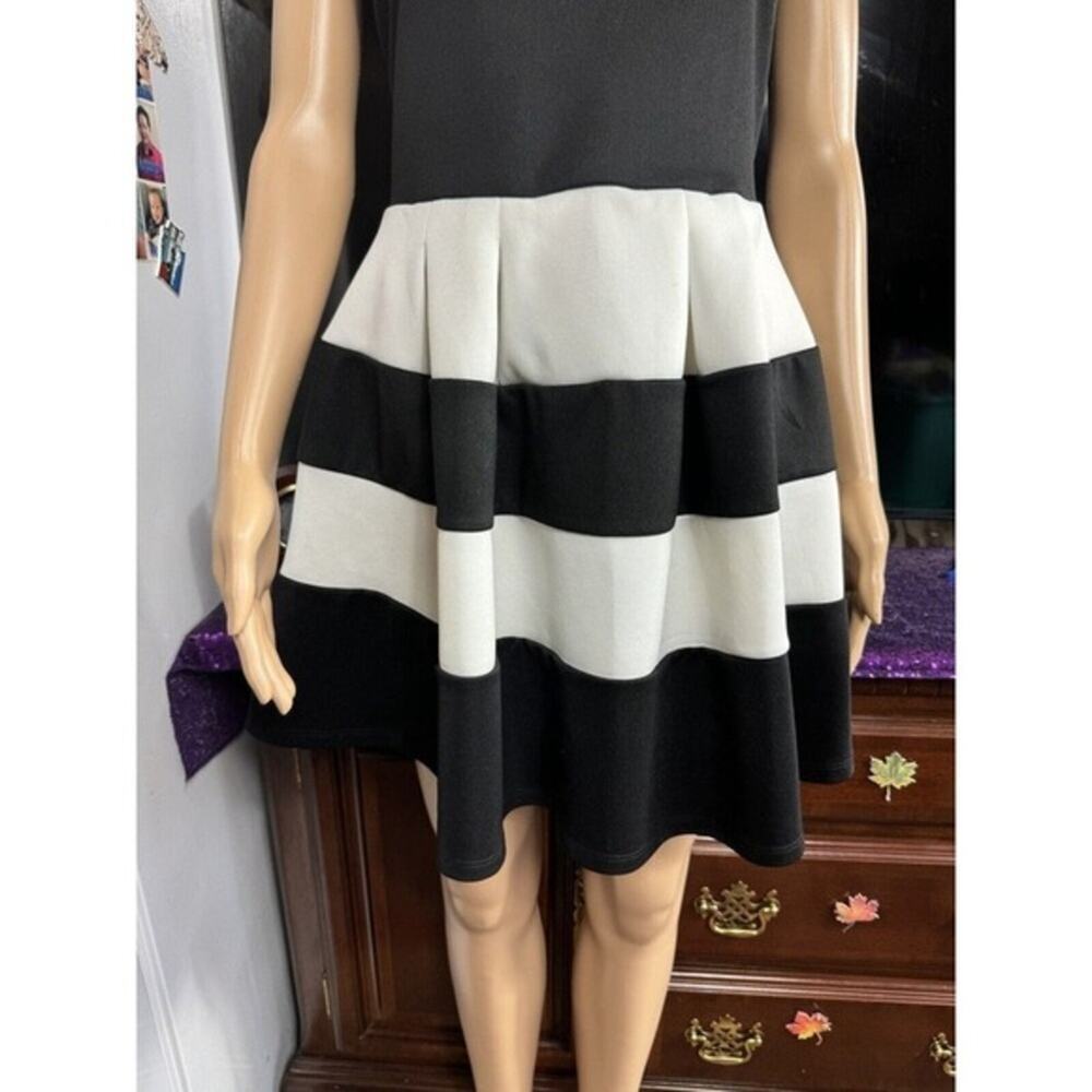 -DRESS WOMANS Crystal Sky Black And White Wide Stripe Knee Length Dress Size 11 - Picture 3 of 4